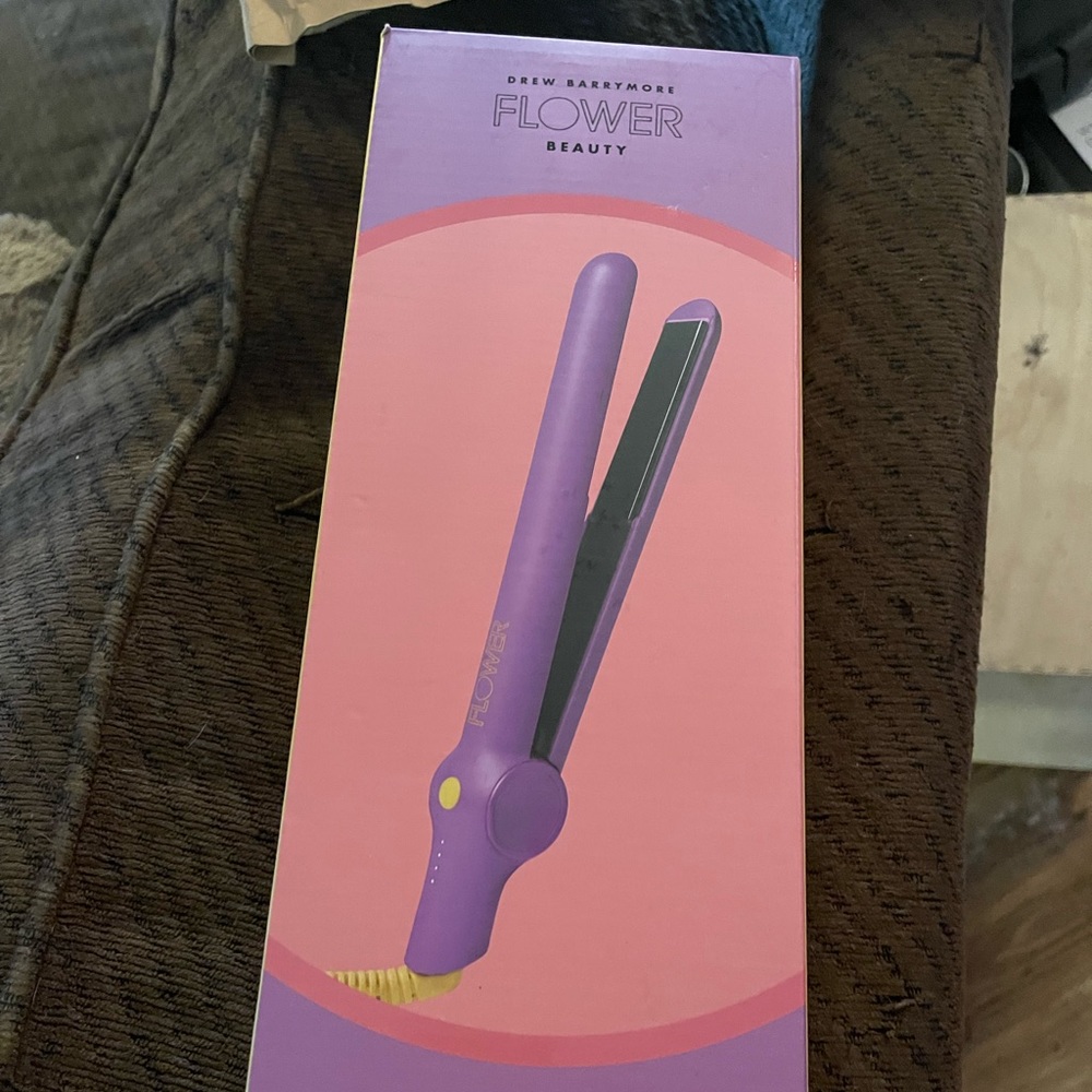 Drew Barrymore flat iron new in box Flower Beauty